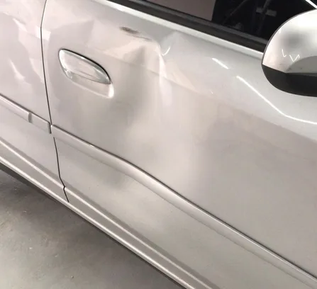 Porta de carro com amassado para reparo sem pintura em Porto Alegre