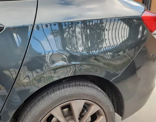 Lateral de carro com vinco para reparo de martelinho de ouro em Porto Alegre